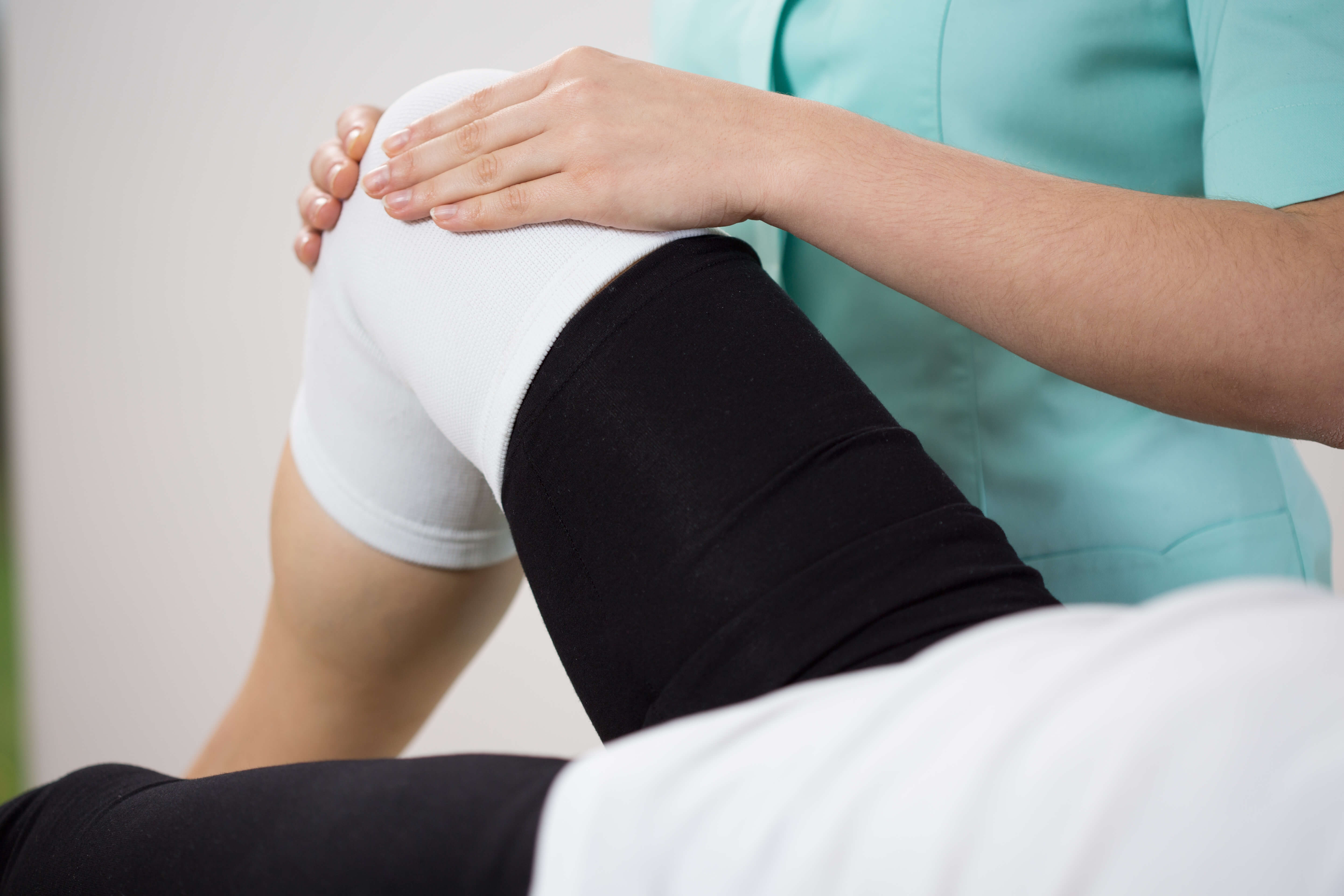 Операция коленного сустава остеопатия. Суставы с артрозом фото для рекламы. Лекарства при повреждении связок коленного сустава.