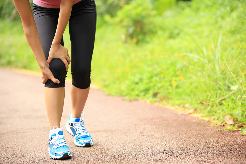 Two tips for treating kneecap pain when bending the knee shutterstock 215193034 2 kneecap pain when bending