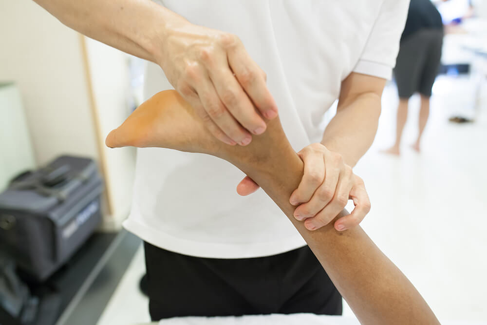 What should you do about burning pain after Achilles tendon surgery? physiotherapist applying massage 2022 03 29 23 56 49 utc what should you do about burning pain after achilles tendon surgery? ankle pain