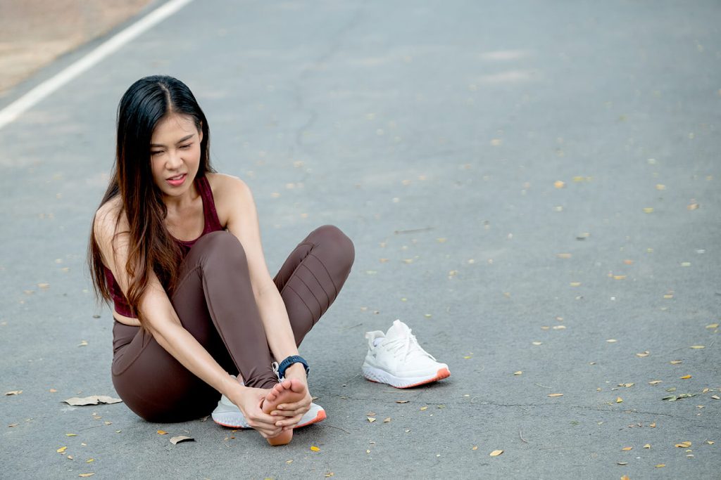Physical therapy for flat feet: What your sessions can include and what you can do at home asian woman with sportswear action of foot pain an 2021 10 21 03 43 18 utc 1 physical therapy for flat feet: what your sessions can include and what you can do at home foot pain