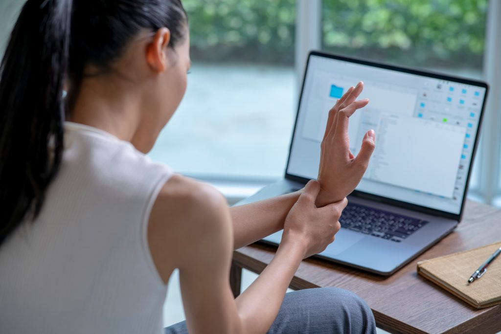 What Does Carpal Tunnel Feel Like? AdobeStock 576650496 what does carpal tunnel feel like? carpal tunnel syndrome